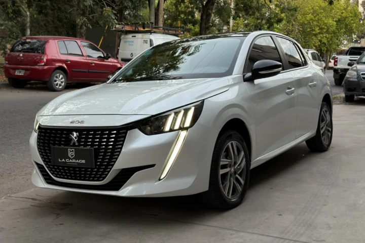 Peugeot 208 FELINE 2023